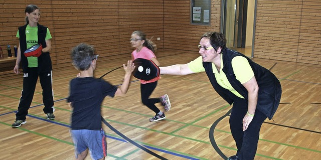 Katrin Kupferschmidt mit einer Gruppe von Kindern beim Training.  | Foto: Michael Haberer