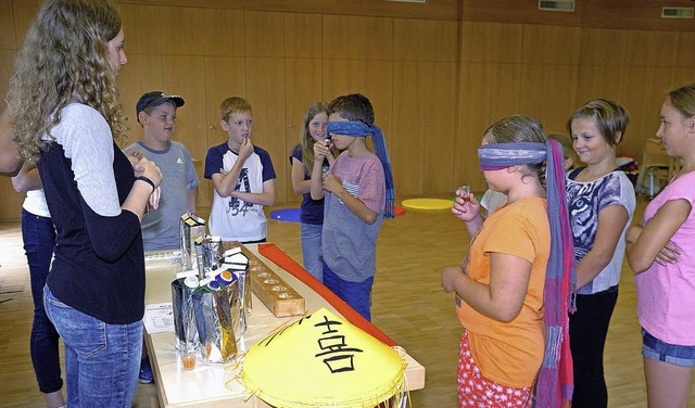 Die Kinder mussten bei einer Spielstation Sfte erraten.  | Foto: Schweizer