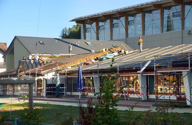 Das Dach auf dem Kindergarten Maximus ...um Ende der Sommerferien fertig sein.   | Foto: Martin Wunderle