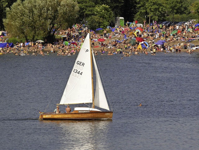 Die Liegewiese ist berfllt  und das ...ommer ist das ein eher seltenes Bild.   | Foto: dpa