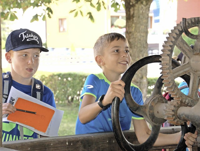 Dieses Mal nicht nur vorbeilaufen: Lou...hen, das Rad der alten Sge zu drehen.  | Foto: Helena Kiefer