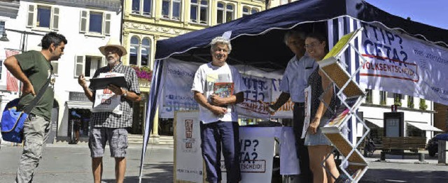 Helfer vom Verein Mehr Demokratie trafen interessierte Brger.  | Foto: She