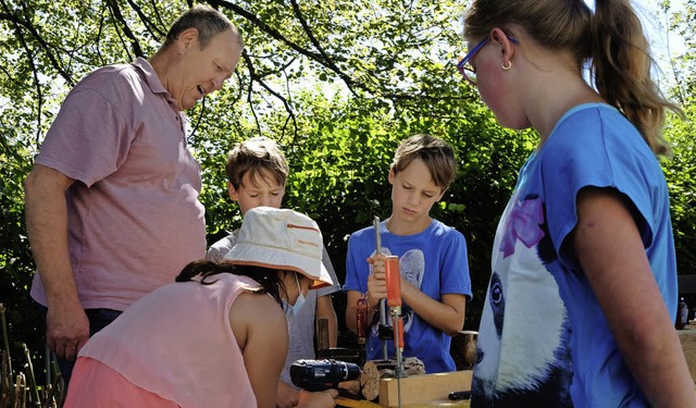 Die Kinder packen an, Harald Bcher hilft.   | Foto: Ansgar Taschinski