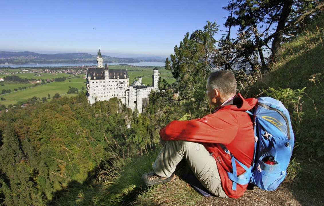 Wandern mit Aussicht: der Blick  vom T...f das berühmte Schloss Neuschwanstein   | Foto: düa