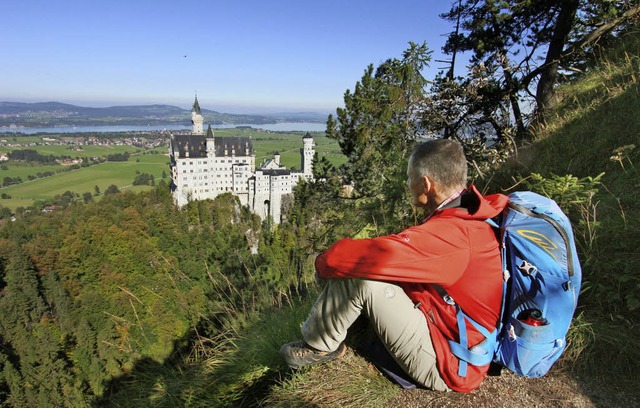 Wandern mit Aussicht: der Blick  vom T...f das berhmte Schloss Neuschwanstein   | Foto: da