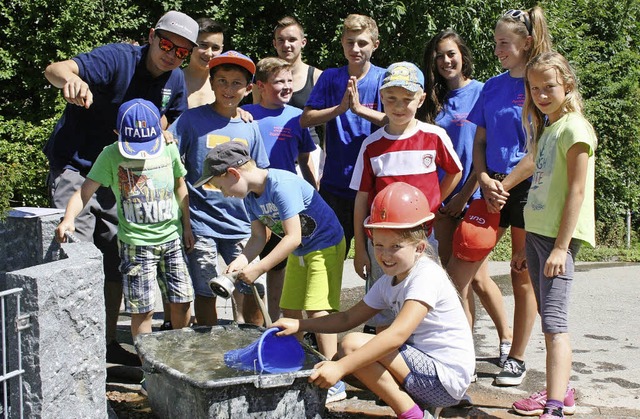 Spa machten die nassen Spiele beim &#... Hasel&#8220; einem Dutzend Kindern.    | Foto: Ralph Lacher