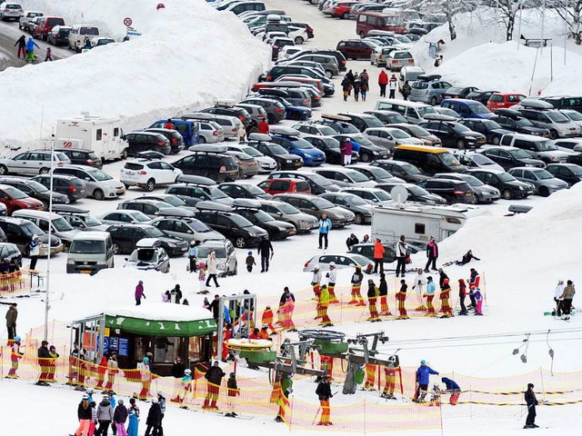 Obwohl es inzwischen  ein Parkhaus gib...er oft Verkehrschaos auf dem Feldberg.  | Foto: dpa