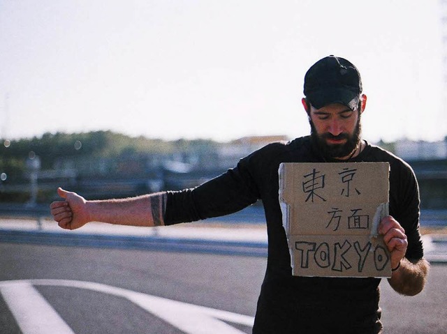 Patrick Allgaier beim Trampen in Japan  | Foto: Gwen Weisser