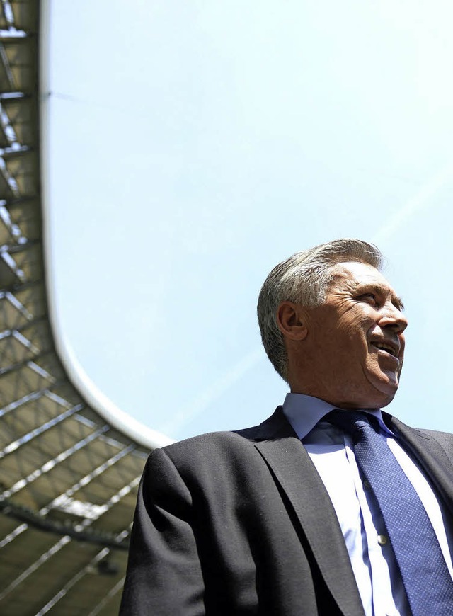 Carlo Ancelotti freut sich auf seinen ...it dem FC Bayern in der Allianz-Arena.  | Foto: dpa