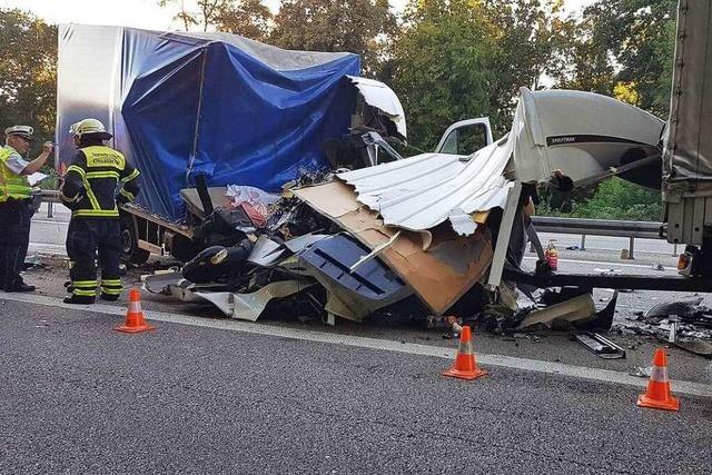 Fahrer eines Kleintransporters stirbt bei Unfall auf der A5 – Behinderung durch zu kleine Rettungsgasse