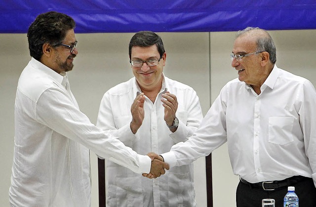 Farc-Fhrer Luciano Marin (links) sch...ische Auenminister  Bruno Rodriguez.   | Foto: DPA