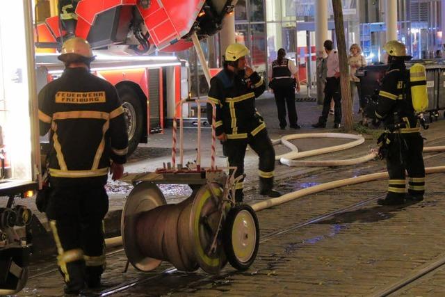 Feuerwehr lscht Brand auf dem Dach des Theater Freiburg