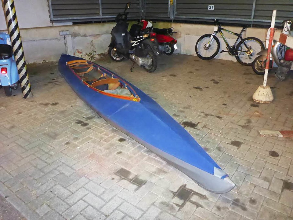 Wem das blaue Faltboot gehört, ist jet...r in der Polizeigarage gehört, ebenso.  | Foto: Polizei Freiburg
