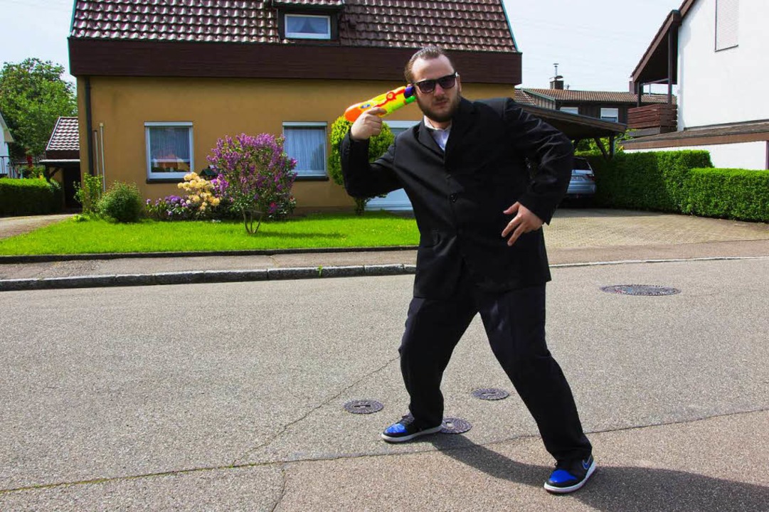 &#8230; und als knallharter Gangster-Rapper Thomas Damager.  | Foto: Privat