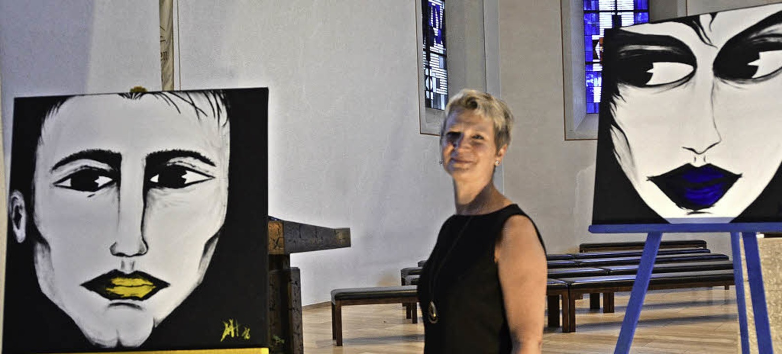 Martina Huber mit Ausstellungsstücken   | Foto: Hrvoje Miloslavic