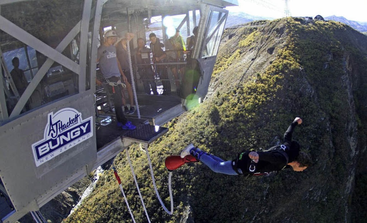 Aus 134 Metern in die Tiefe: Maximilia...bei seinem Bungee-Sprung in Neuseeland  | Foto: privat