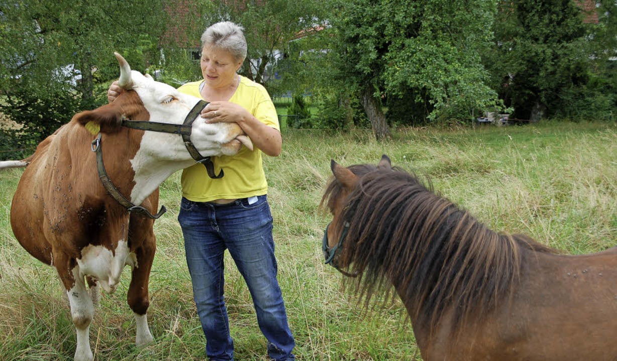 Christel Suhr besucht ihre Tiere, hier...und Pony Anni, täglich auf der Weide.   | Foto: Petra Wunderle