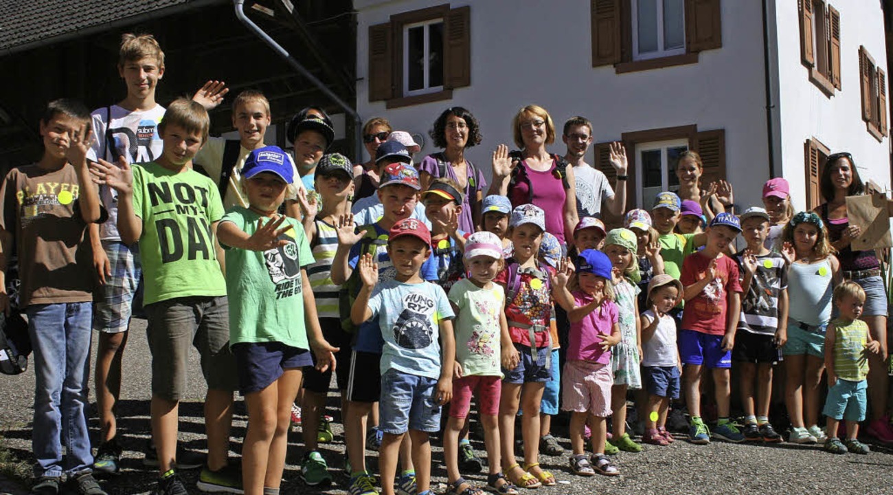Eine muntere Schar von fast 30 Kindern...dem Musikverein Hasel auf Dorfrallye.   | Foto: Ralph Lacher