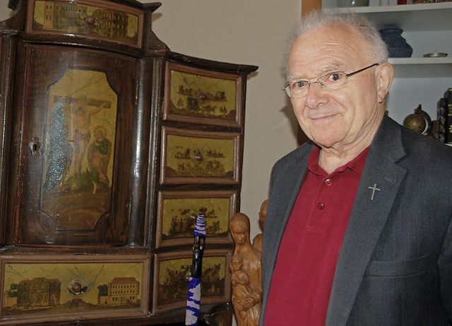 Albin Blmmel in seinem Wohnzimmer im ...schen Schrank mit christlichen Motiven  | Foto: Petra Wunderle