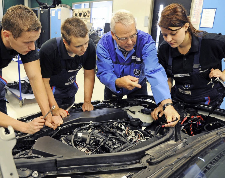 Mangelware: angehende KFZ-Mechatroniker bei BMW in Leipzig   | Foto: dpa