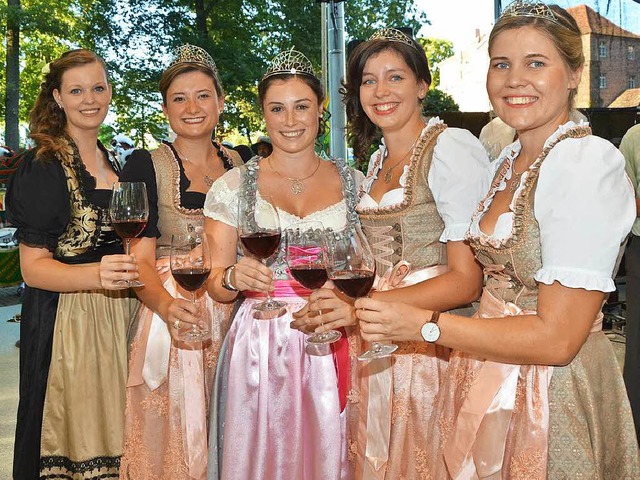 Geballte Wein-Frauen-Power bei der Wei...cheidende Weinprinzessin Yasmin Isele.  | Foto: Gerold Zink