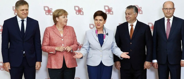 Treffen in Warschau: Kanzlerin Angela ...chechien,  Bohuslav Sobotka (rechts).   | Foto: DPA