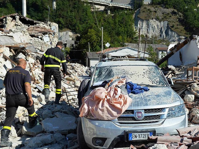 Stdte wie Amatrice oder Pescara del T...m Erdbeben fast vollstndig zerstrt.   | Foto: dpa