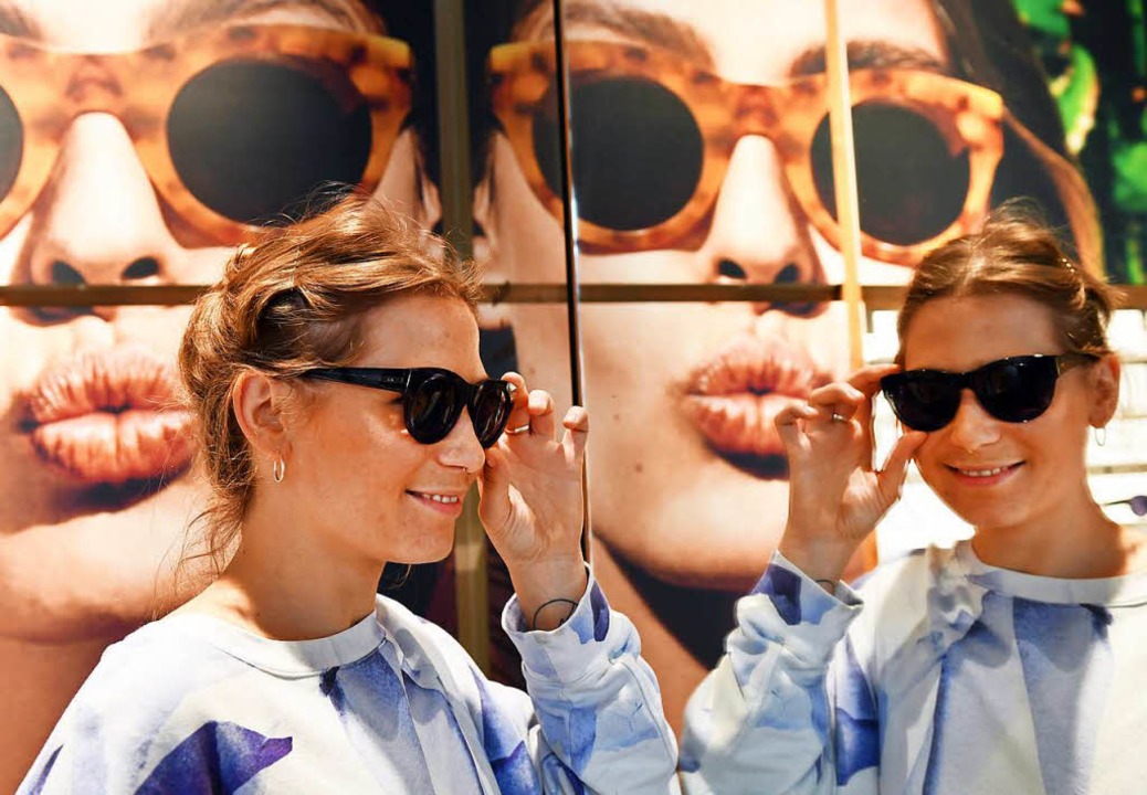 Steht sie mir? Sonnenbrillentest im st...as Testgeschäft eines Onlinehändlers.   | Foto: dpa