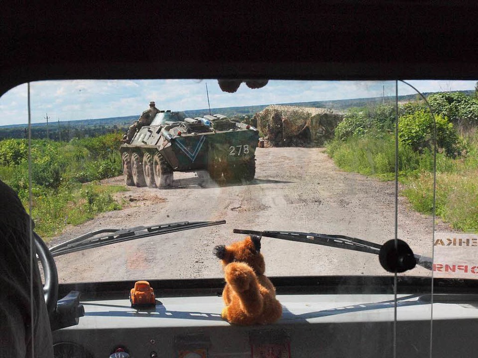 Land im Bürgerkrieg: Der Jeep  der Vos...t in der Ostukraine einen Checkpoint.   | Foto: Cedric Rehman