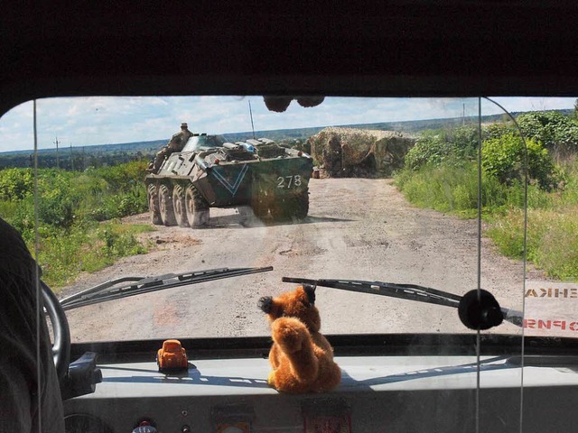 Land im Brgerkrieg: Der Jeep  der Vos...t in der Ostukraine einen Checkpoint.   | Foto: Cedric Rehman