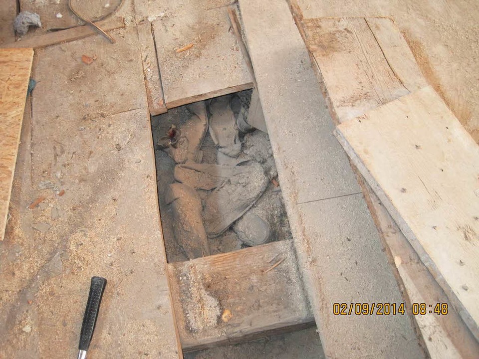 Unter diesen Dielen im Boden wurden die Schuhe entdeckt.  | Foto: privat