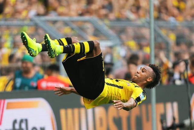 Dortmunds Aubameyang bejubelt seinen z...r gegen Mainz. Der BVB siegte mit 2:1.  | Foto: dpa