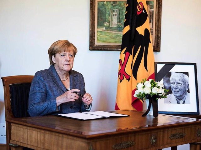 Angela Merkel bei der Unterzeichnung d...e Deutsche gegen eine vierte Amtszeit.  | Foto: AFP