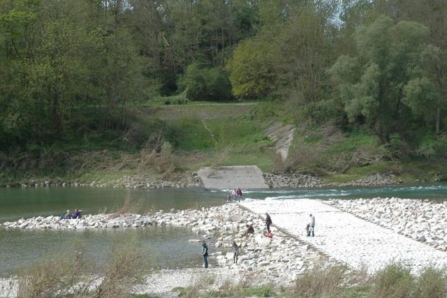 Passanten retten Mutter, Sohn und Ersthelfer aus Strudel im Rhein