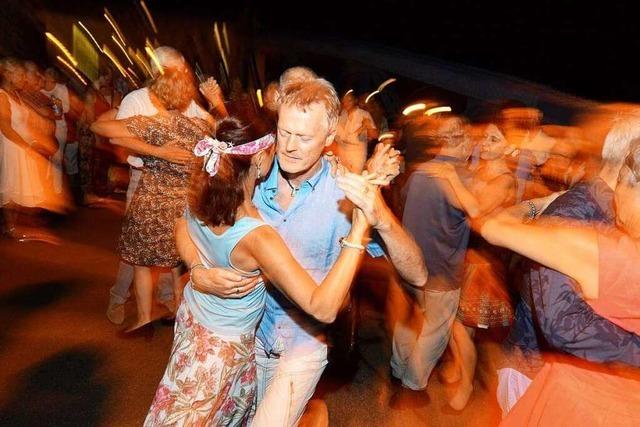 Fotos: BZ-Leser tanzen auf der Blauen Brücke Tango