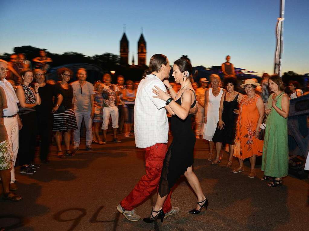 Tango auf der Wiwili-Brcke im Rahmen der BZ-Ferienaktion