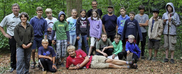 Gruppenbild mit  Rangern: 15 junge For...rei Tage lang, in der Natur zu leben.   | Foto: Landratsamt