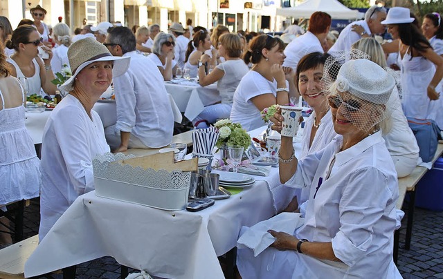 Das &#8222;White Dinner&#8220; wird zu...Menschen in der Offenburger Innenstadt  | Foto: Barbara Puppe