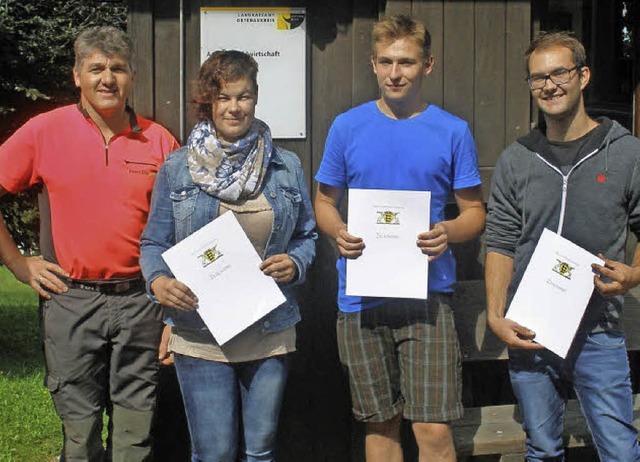 Die erfolgreichen Forstwirt-Auszubilde... Forstwirtschaftsmeister Achim Zehnle   | Foto: landratsamt