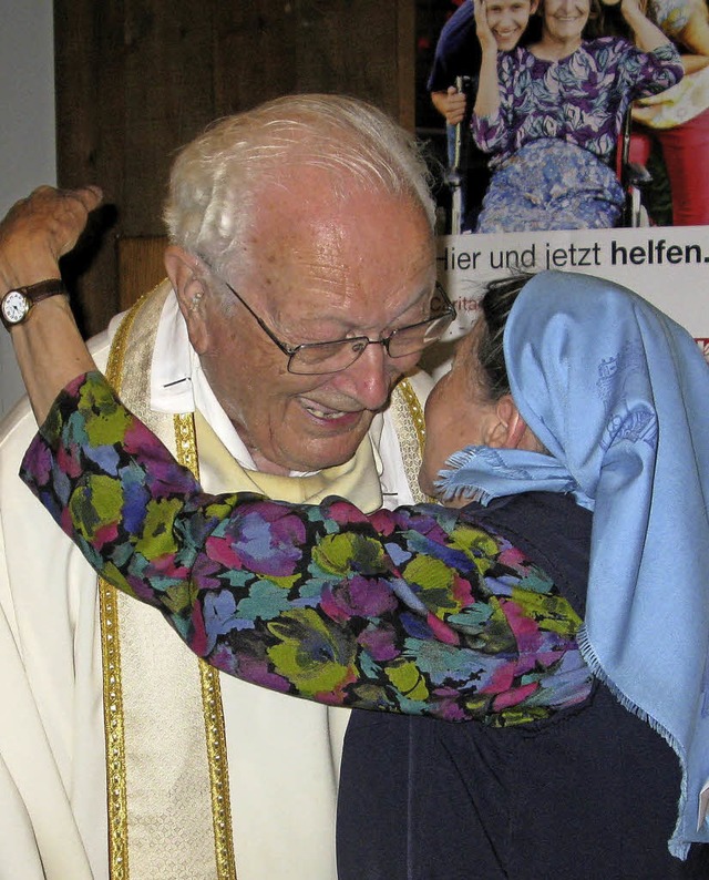 Viele Gste wollten Pater Schaller nach dem Festgottesdienst begren.   | Foto: Ulrike Spiegelhalter