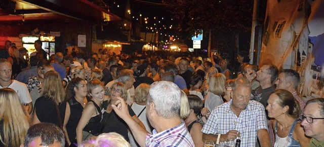 Kaum ein Druchkommen gab es nachts beim Trottoirfest.  | Foto: Horatio Gollin