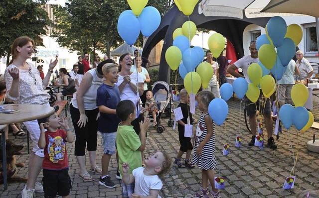 Gro und Klein lassen die bunten Ballons in die Lfte.  | Foto: Otmar Faller