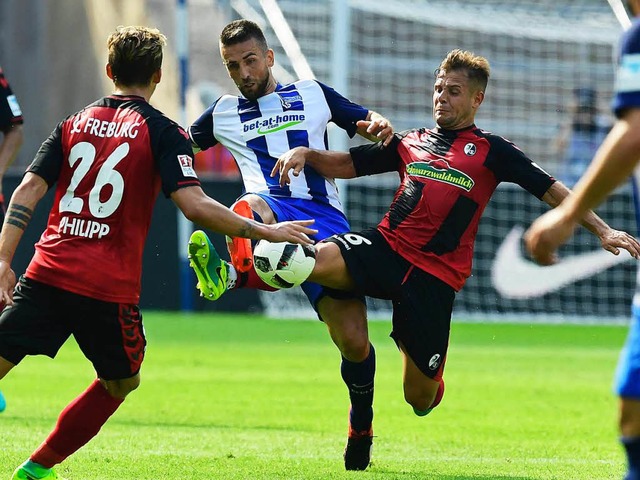 Amir Abrashi und Vedad Ibisevic im Zweikampf  | Foto: AFP