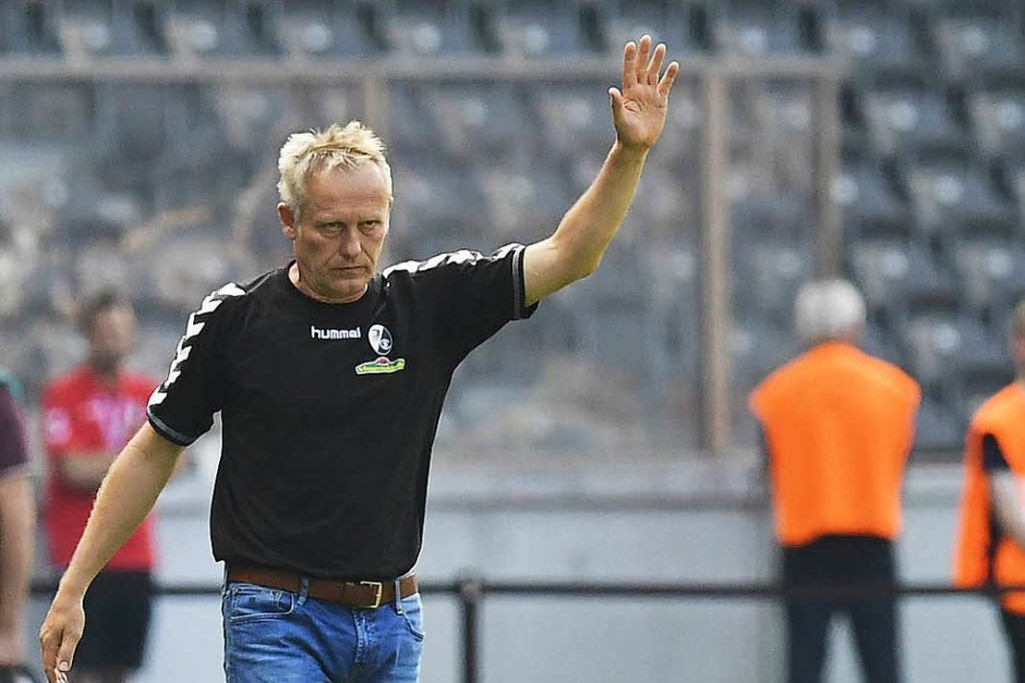 Ein „Hallo, wir sind wieder da“ gab es von Christian Streich vor dem Anpfiff,... (Foto: AFP) Ein „Hallo, wir sind wieder da“ gab es von Christian Streich vor dem Anpfiff,... (Foto: AFP)