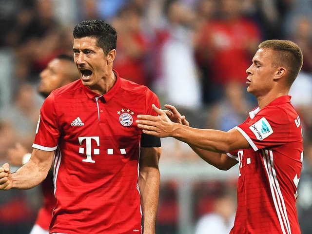 Gleich sechs Mal durften die Bayern jubeln, drei Tore schoss Lewandowski (links)  | Foto: dpa