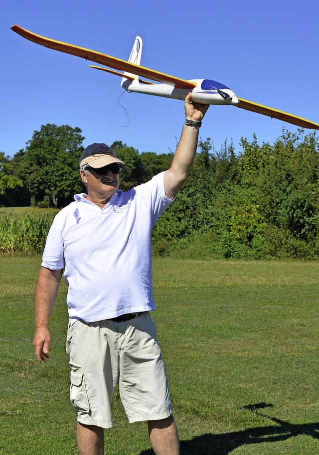 Startklar: Franz Baier gibt dem Flugze...m er es mit Anlauf in die Luft wirft.   | Foto: Mehren