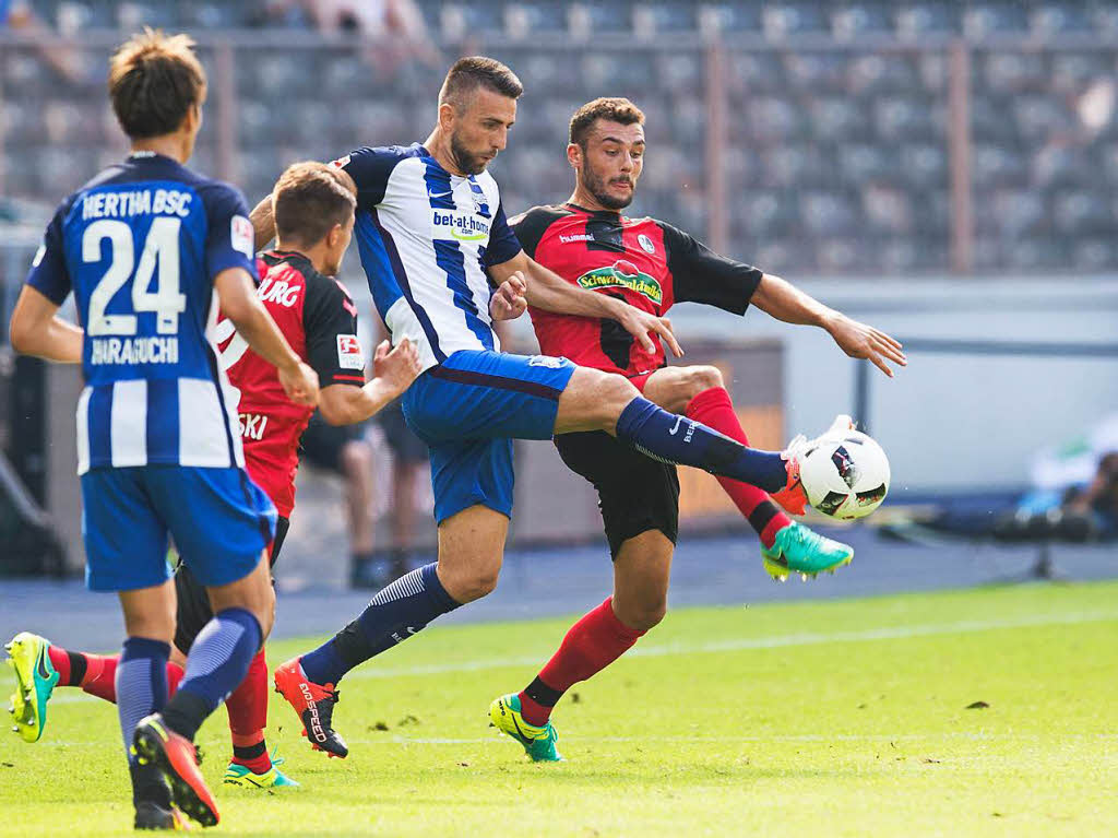 Schwer zu trennen: Vedad Ibisevic machte es den Freiburger Abwehrspielern schwer.