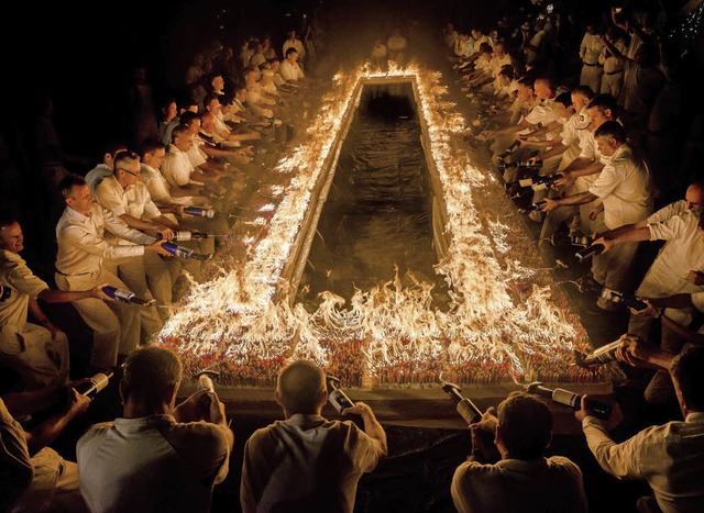 Mindestens zwei Minuten mussten die 72000 Kerzen brennen.   | Foto: dpa