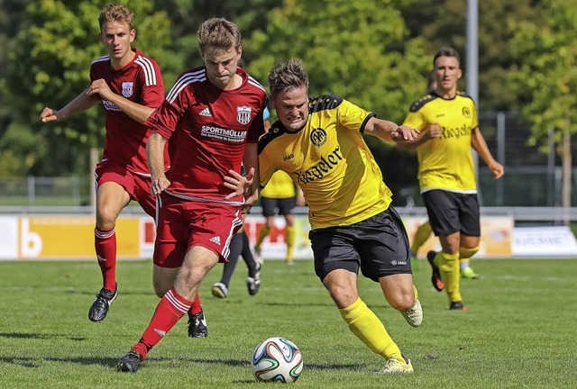 Keinen Zentimeter preisgeben: Benedikt...FVLB) gegen Julian Mall (Herbolzheim)   | Foto: Grant Hubbs