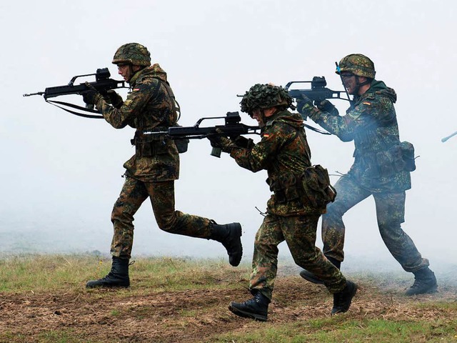 Bundeswehrsoldaten ben bei einem Besu...n in Torgelow, Mecklenburg-Vorpommern.  | Foto: dpa